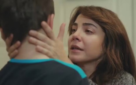 A atriz Gökçe Eyüboğlu segurando o rosto do ator Kerem Yozgatli em cena da novela Força de Mulher
