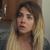 A atriz Gökçe Eyüboğlu com exprssão assustada em cena de Força de Mulher