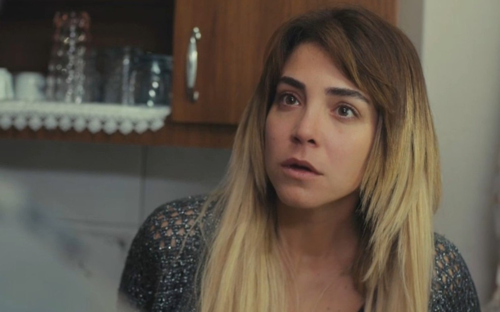 A atriz Gökçe Eyüboğlu com exprssão assustada em cena de Força de Mulher