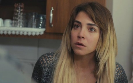 A atriz Gökçe Eyüboğlu com exprssão assustada em cena de Força de Mulher