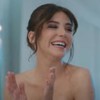 Os atores Gökçe Eyüboğlu e Sinan Helvac vestidos de noivos, sorrindo, em cena de Força de Mulher