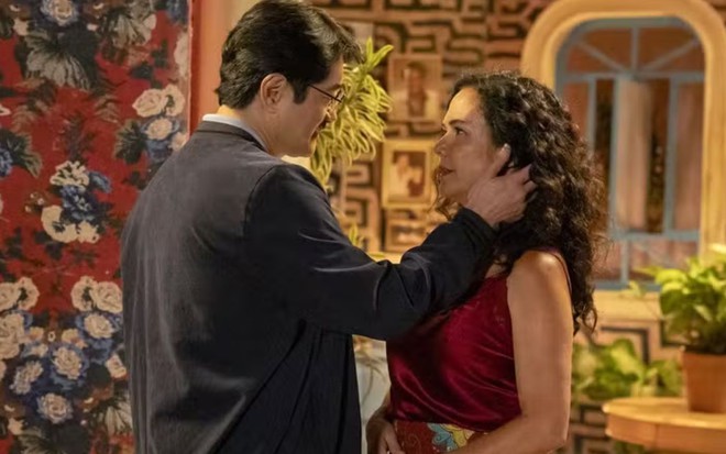 Chao Chen e Tereza Seiblitz em cena da novela Volta por Cima