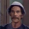 Seu Madruga (Ramón Valdés) olha para a câmera em cena do seriado Chaves, exibido no SBT