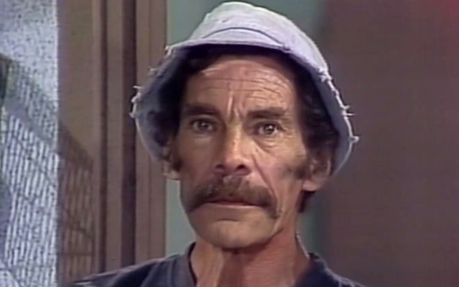 Seu Madruga (Ramón Valdés) olha para a câmera em cena do seriado Chaves, exibido no SBT