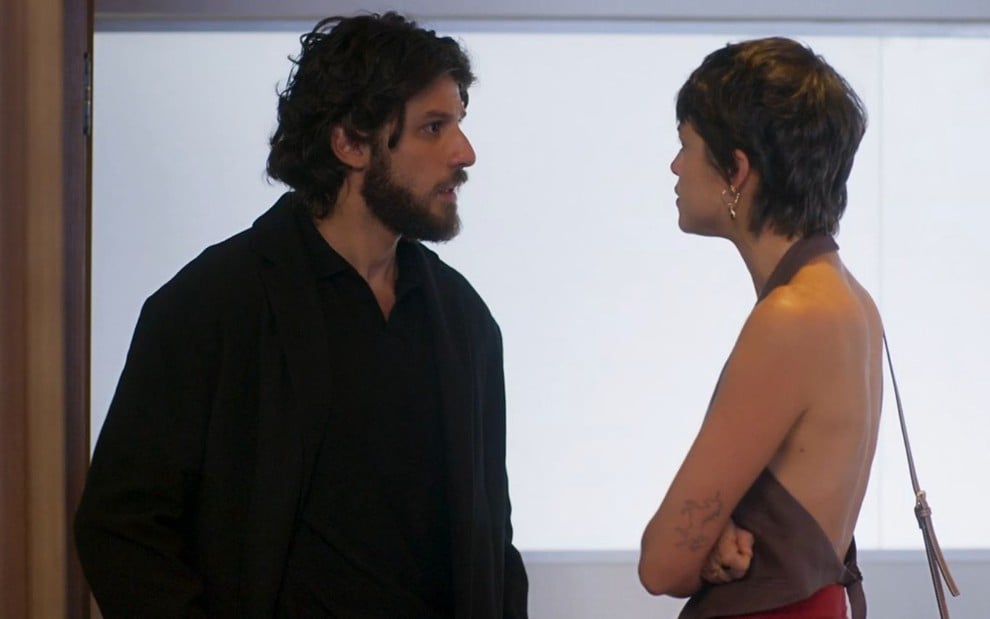 Mavi (Chay Suede) conversa com Luma (Agatha Moreira) em cena da novela Mania de Você