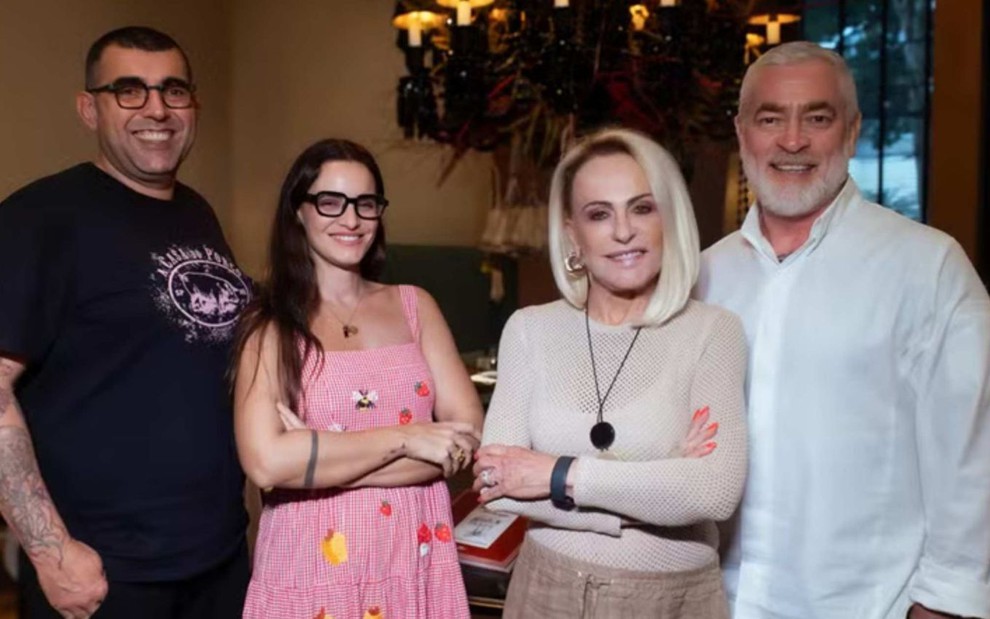 Jefferson Rueda, Renata Vanzetto, Ana Maria Braga e Alex Atála juntos e sorridentes