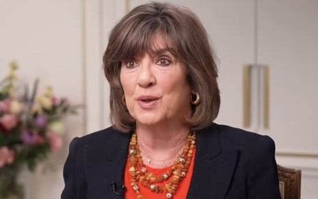 Christiane Amanpour fala na CNN; ela usa blusa laranja e blazer preto