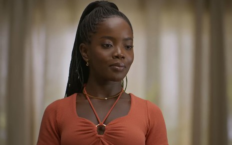 Clara Moneke sorri em cena da novela Dona de Mima