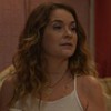 A atriz Cláudia Abreu com expressão séria em cena de Dona de Mim