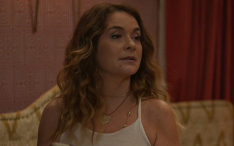 A atriz Cláudia Abreu com expressão séria em cena de Dona de Mim
