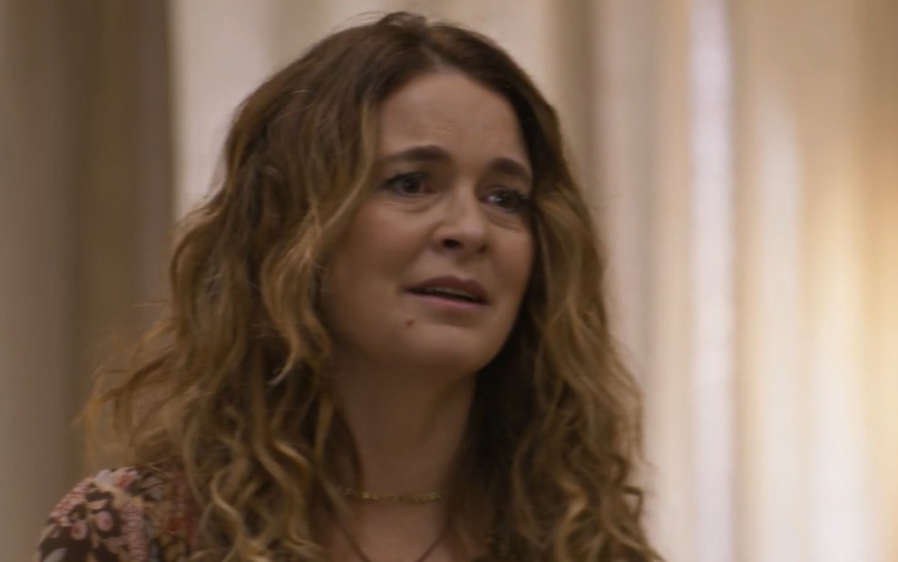 A atriz Cláudia Abreu com expressão de tristeza em cena de Dona de Mim