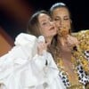 Claudia Leitte e Ivete Sangalo com os rostos colados enquanto cantam