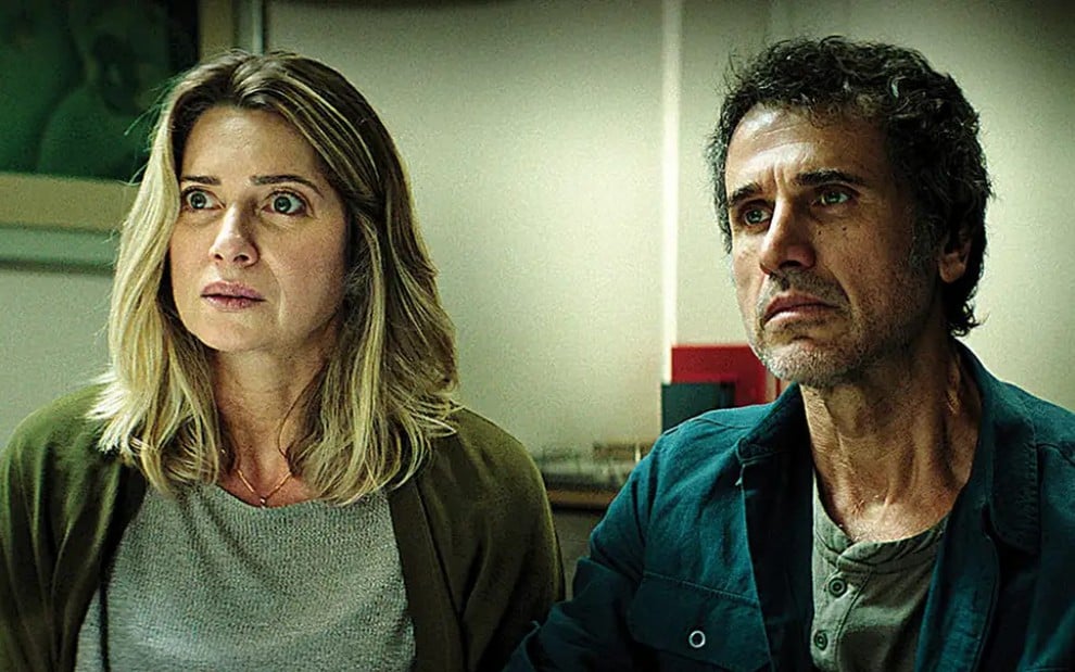Leticia Spiller e Eriberto Leão têm expressões de choque em cena do filme Inexplicável