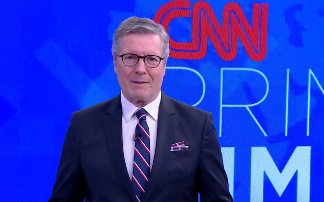 Márcio Gomes tem expressão séria no cenário do CNN Prime Time