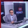 O jornalista Fernando Nakagawa em imagem que mostra como será a tela do CNN Money; ele divide espaço com informações sobre moedas e ações na B3