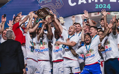 Jogadores levantam taça da Copa do Nordeste