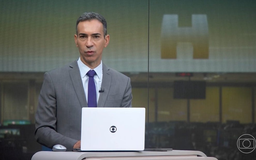 O jornalista César Tralli durante entrada ao vivo no programa É de Casa neste sábado (21)