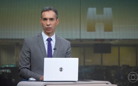 O jornalista César Tralli durante entrada ao vivo no programa É de Casa neste sábado (21)