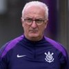 O técnico Dorival Júnior com o uniforme do Corinthians; ele estreia no jogo de hoje (30)