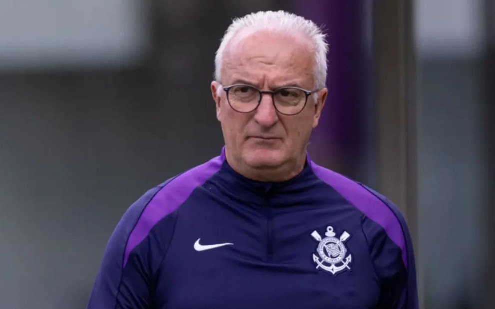 O técnico Dorival Júnior com o uniforme do Corinthians; ele estreia no jogo de hoje (30)