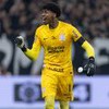 O goleiro Hugo Souza usa uniforme amarelo e faz gesto de comemoração em jogo do Corinthians ao vivo