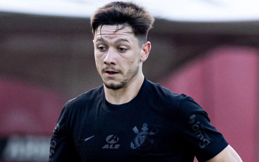 Garro, do Corinthians, veste uniforme preto durante partida da equipe