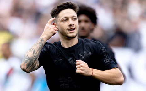 Garro, do Corinthians, comemora gol durante partida e veste uniforme preto