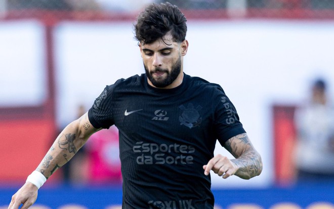 Yuri Alberto, do Corinthians, veste uniforme preto durante partida da equipe