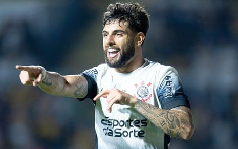 Yuri Alberto, do Corinthians, comemora gol e veste uniforme branco com detalhes pretos