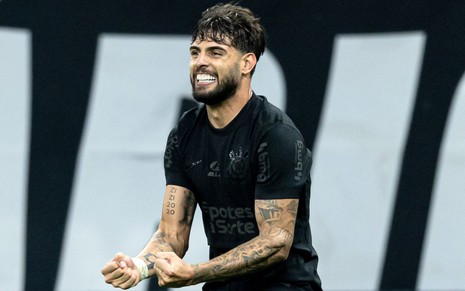 Yuri Alberto, do Corinthians, comemora gol durante partida e veste uniforme preto