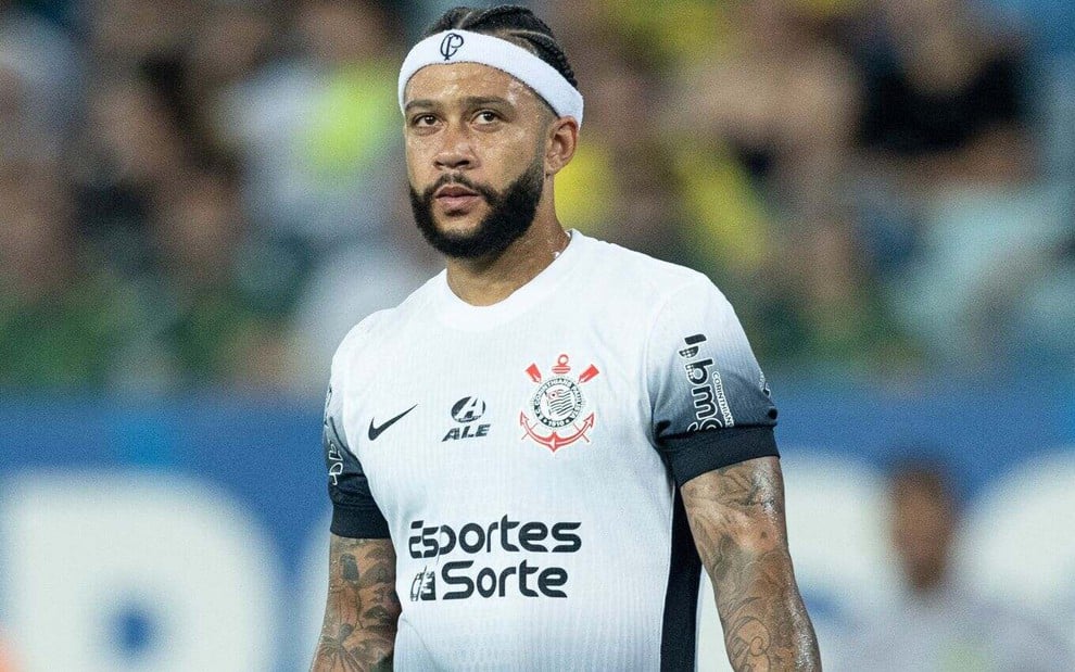 Memphis Depay, do Corinthians, veste uniforme branco com detalhes pretos durante partida