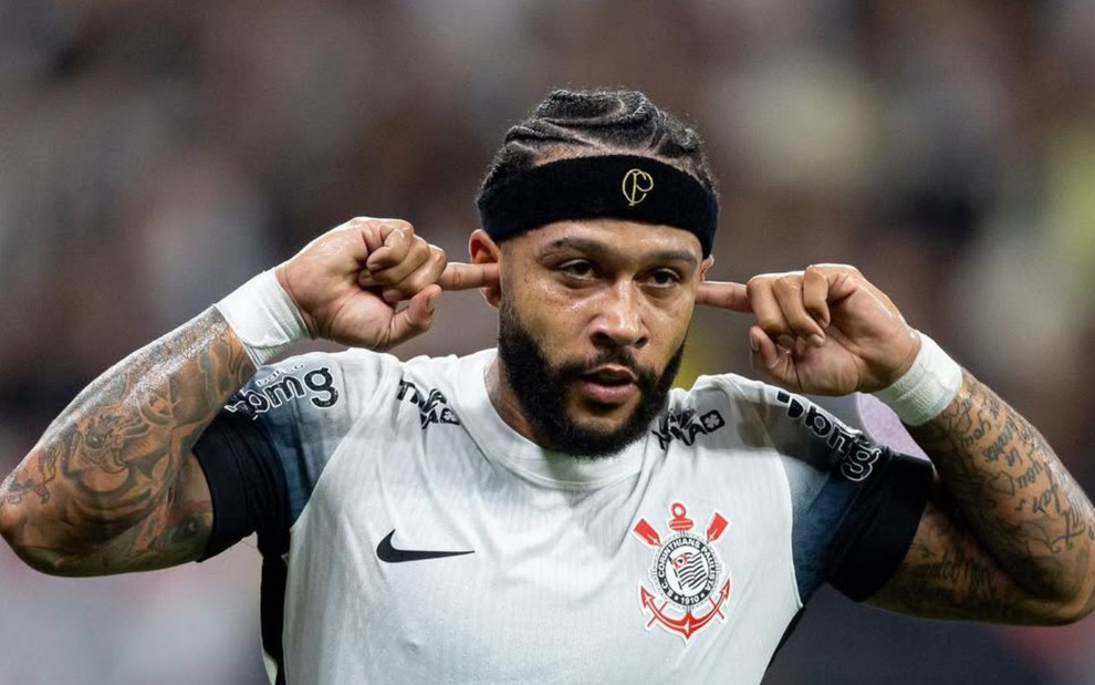 Memphis Depay, do Corinthians, faz a sua tradicional comemoração
