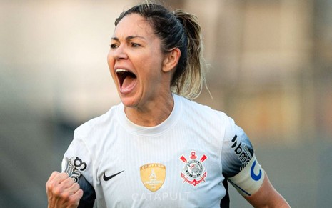 Gabi Zanotti, do Corinthians, comemora gol e veste uniforme branco com detalhes pretos
