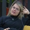 Cristianne Moliterno sentada em sofá no Power Couple Brasil