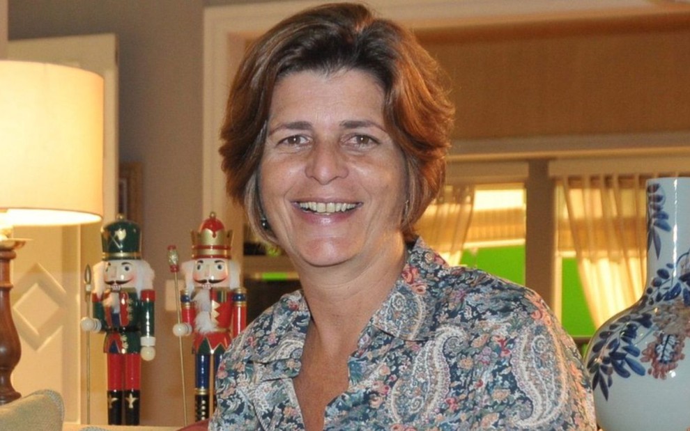 Cristianne Fridman posando sorridente em cenário de novela na Record