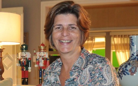 Cristianne Fridman posando sorridente em cenário de novela na Record