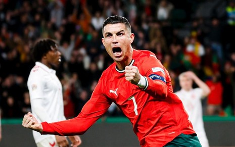 Cristiano Ronaldo grita ao comemorar gol da Seleção de Portugal; ele usa uniforme tradicional da equipe