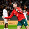 Cristiano Ronaldo grita ao comemorar gol da Seleção de Portugal; ele usa uniforme tradicional da equipe