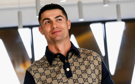 Homem branco, de cabelos escuros e curtos, usando camisa polo.
