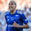 Matheus Pereira, do Cruzeiro, veste uniforme azul com detalhes brancos durante partida da equipe