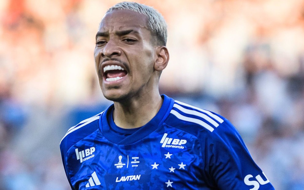 Matheus Pereira, do Cruzeiro, veste uniforme azul com detalhes brancos durante partida da equipe