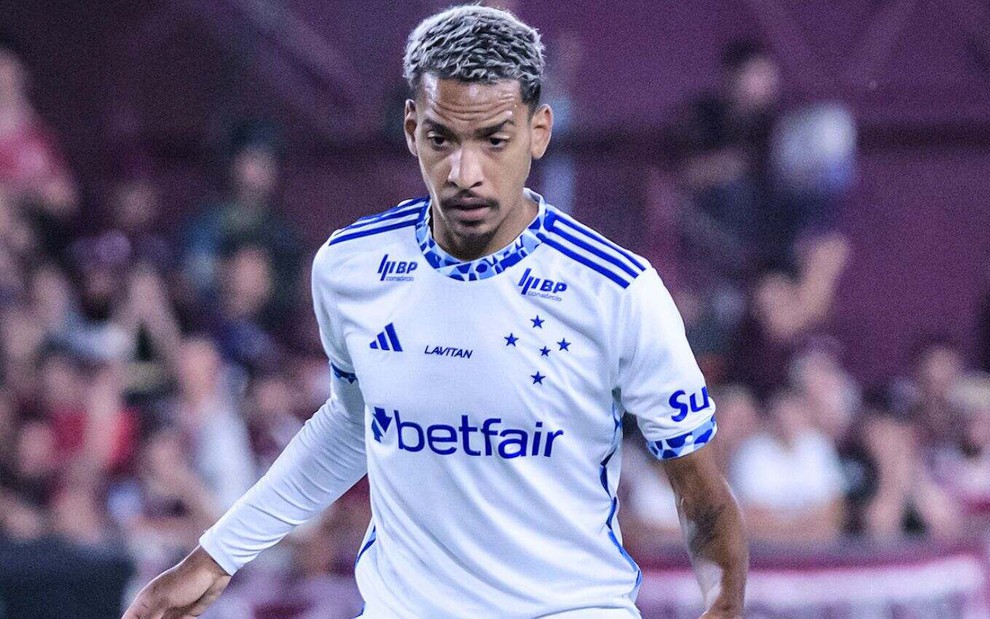 Matheus Pereira, do Cruzeiro, veste uniforme branco com detalhes azuis durante partida da equipe