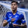 Kaio Jorge, do Cruzeiro, comemora gol em partida e veste uniforme azul com detalhes brancos