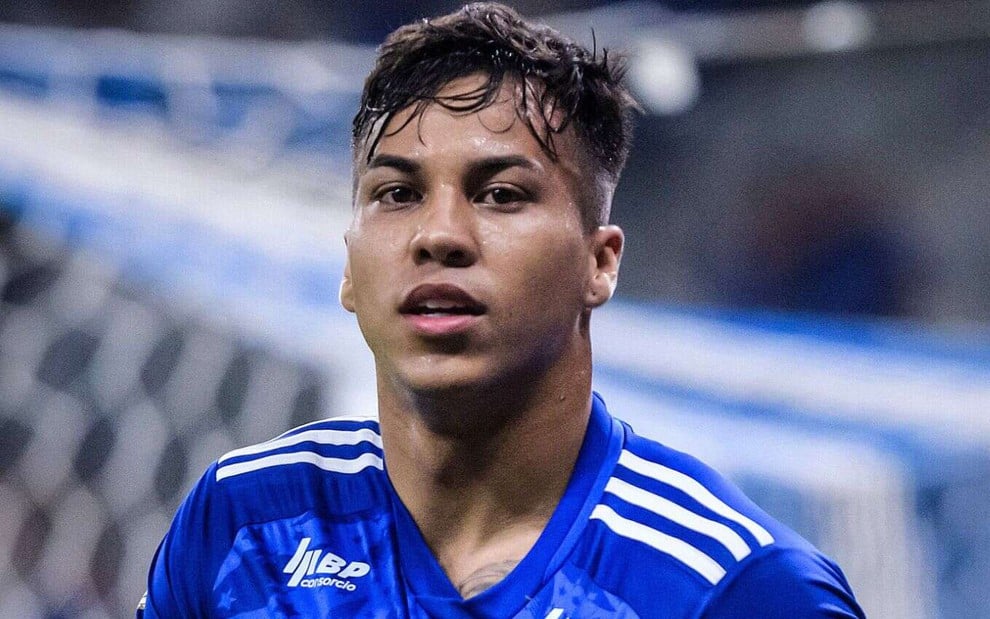 Kaio Jorge, do Cruzeiro, comemora gol em partida e veste uniforme azul com detalhes brancos