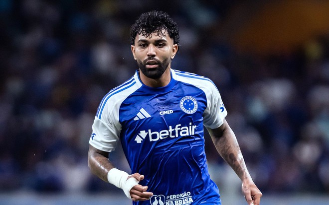 Gabriel Barbosa com o uniforme azul tradicional do Cruzeiro, que joga contra o Flamengo hoje fora da Globo