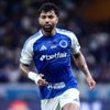 Gabriel Barbosa com o uniforme azul tradicional do Cruzeiro, que joga contra o Flamengo hoje fora da Globo