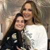 Isabella Soares de Oliveira e Claudia Leitte estão abraçadas