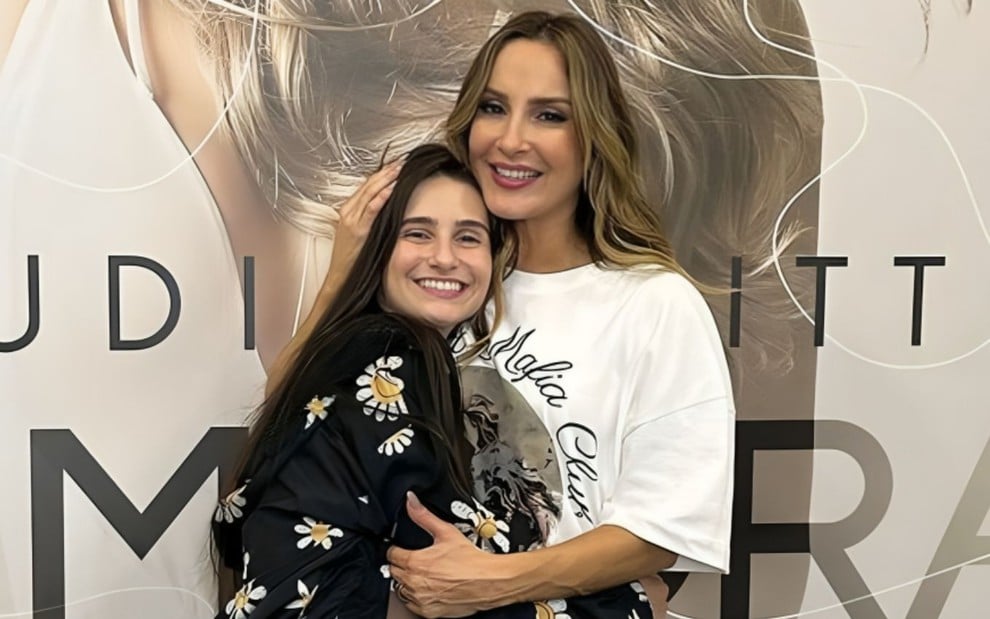 Isabella Soares de Oliveira e Claudia Leitte estão abraçadas