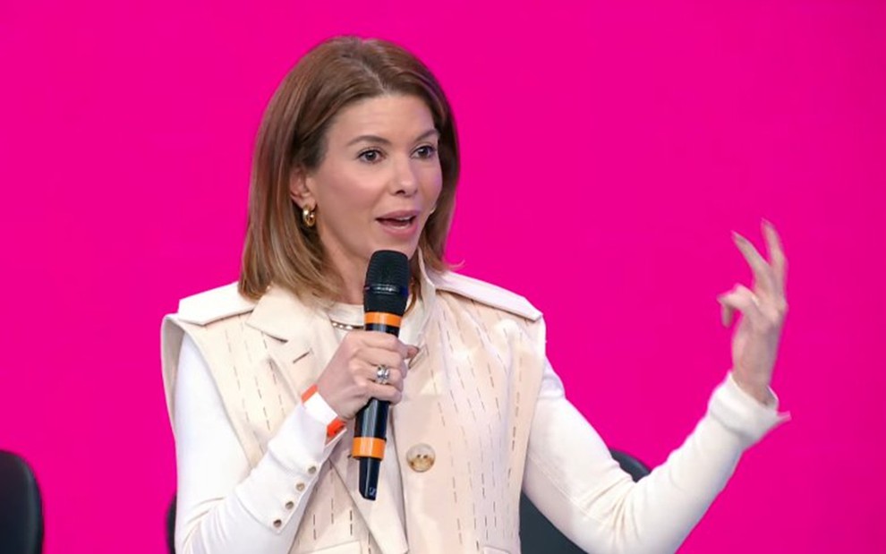 Daniela Beyruti em coletiva do SBT