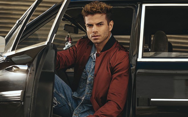 Daniel Blanco em DNA do Crime, posando com jaqueta vinho dentro de um carro
